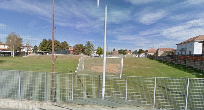 L’arbitro non concede il cambio e scoppia la rissa, calciatori minorenni si prendono a pugni