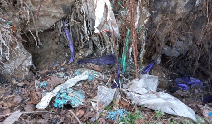 Scoperti rifiuti pericolosi interrati in un’area boschiva di 4.500 metri quadrati