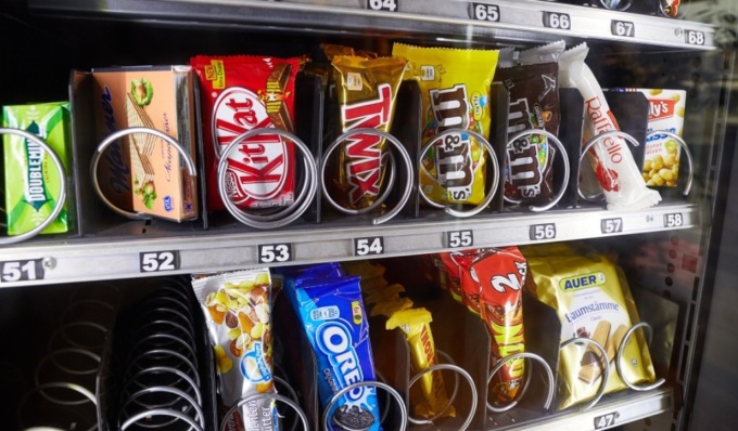 Ladro di snack e monetine all’Itis Cardano di Pavia, beccato a forzare cinque distributori automatici