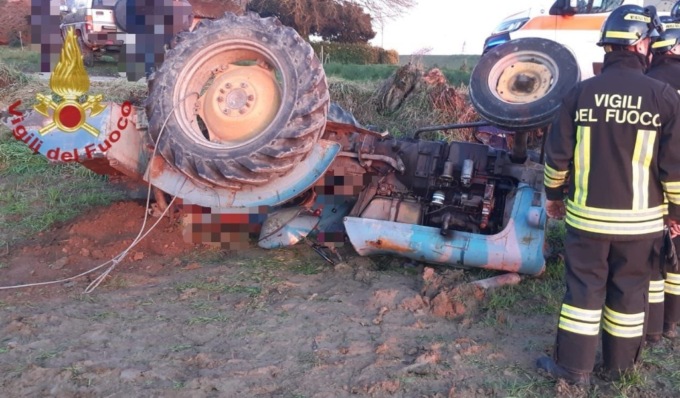 Trattore si ribalta nei campi, agricoltore 21enne in gravi condizioni al San Matteo