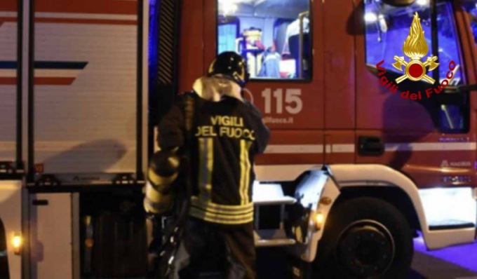 Escavatore dato alle fiamme all’interno di una cava, indagini in corso
