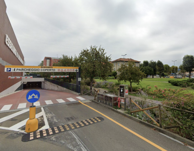 Spacciava nei giardini davanti all’Esselunga, 50enne beccato con la cocaina addosso