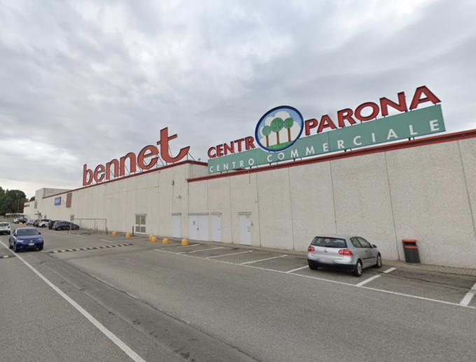Tentano il furto al centro commerciale, 21enne arrestata e 15enne denunciata