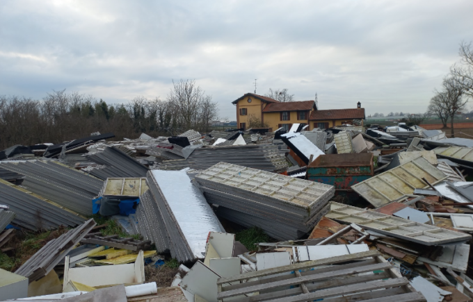 Discarica abusiva a cielo aperto in un’azienda agricola a Vigevano