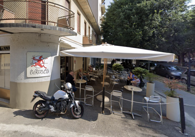 Tenta il furto in un bar ma si attiva il fumogeno e fugge con un magro bottino