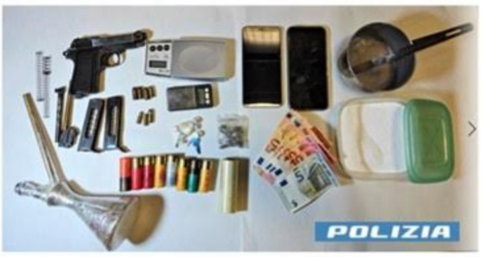 E’ ai domiciliari per rapina e droga, nella sua abitazione trovata cocaina e una pistola