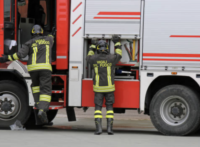 Fanno esplodere una bomba carta davanti ad una casa, paura per un bimbo di 4 mesi