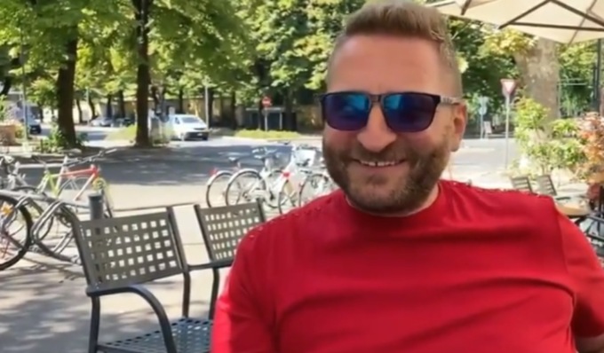 Muore in un incidente aereo lo youtuber Loris Sabatucci, nel 2017 arrestato a Sannazzaro per aver allestito una fabbrica clandestina di sigarette