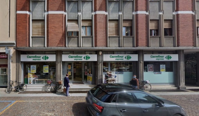 Di notte nel supermercato a rubare detersivi, uno scappa ma sbatte contro una parete e si ferisce alla testa