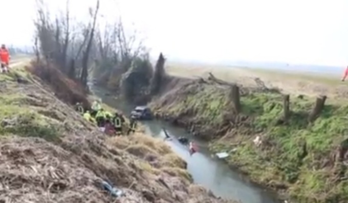 Finisce con l’auto in un canale pieno d’acqua, 56enne in ospedale in elisoccorso