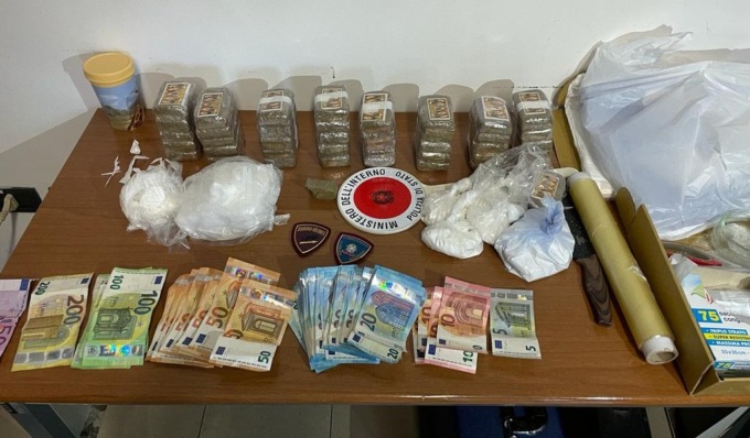 In casa cocaina e hashish per un totale di oltre 4 chili di droga: arrestato