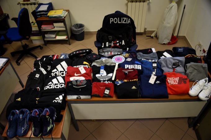 Spacciatore 18enne aggredisce gli agenti, trovati in casa sua vestiti rubati dal valore di 2mila euro