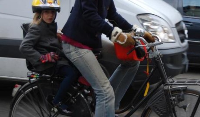 Investito in bici con la figlia di 3 anni nel seggiolino, stavano andando all’asilo
