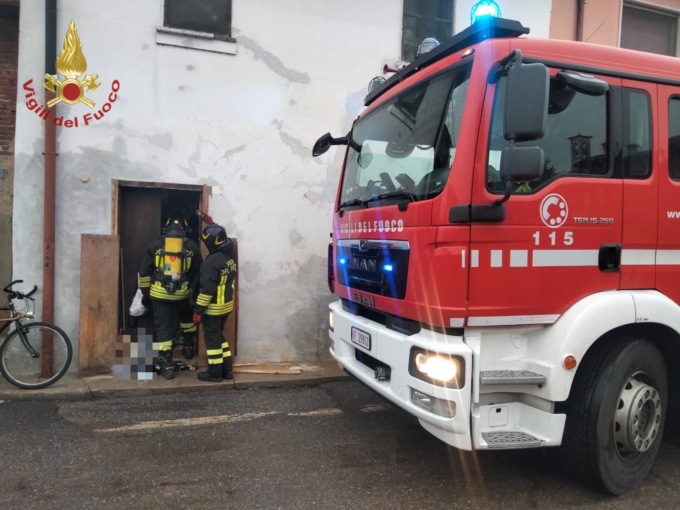 Allertati per un soccorso nel Pavese, arrivano i pompieri e trovano un cadavere