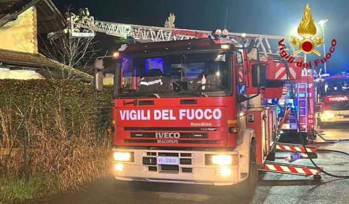 Incendio tetto a Castello d’Agogna, 5 ore di lavoro per domare le fiamme