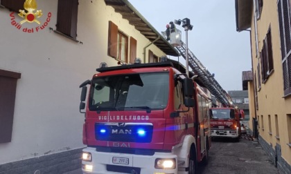 Canna fumaria in fiamme nel Pavese, tempestivo l'intervento dei pompieri