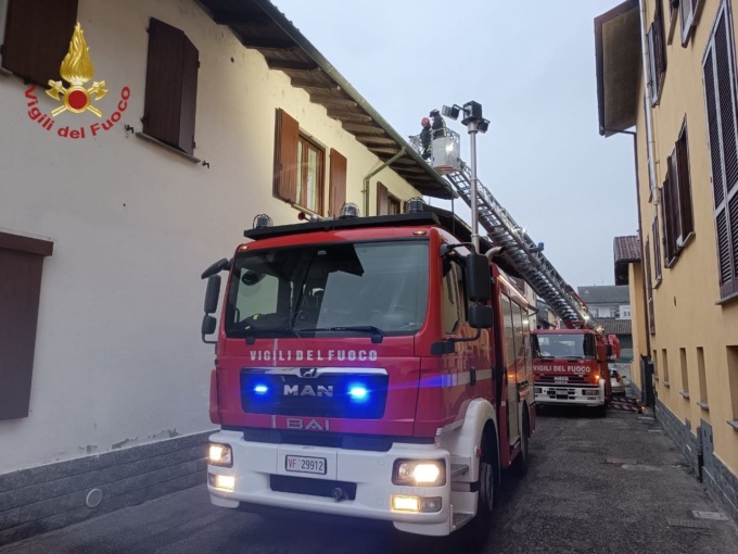 Canna fumaria in fiamme nel Pavese, tempestivo l’intervento dei pompieri