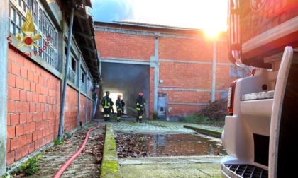 Incendio in edificio in disuso, 2 ore di lavoro per domare le fiamme