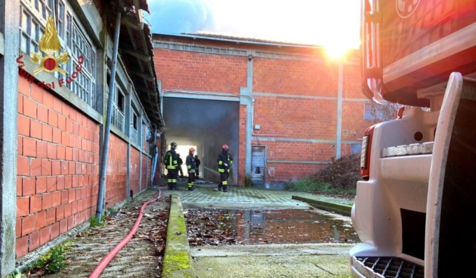 Incendio in edificio in disuso, 2 ore di lavoro per domare le fiamme