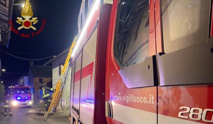 Tetto di un’abitazione a fuoco, tre ore di lavoro per domare le fiamme