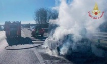 Incendio in A7: vettura in fiamme tra i caselli di Gropello Cairoli e Casei Gerola