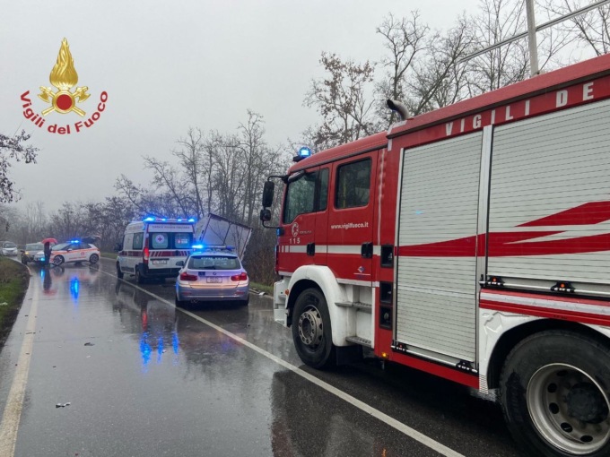 Incidente tra due camion lungo la strada provinciale 234, uno è finito in un fosso fuori strada