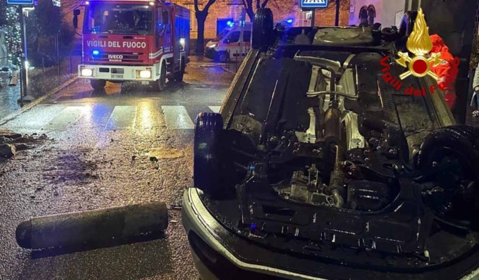 Perde il controllo dell’auto e si ribalta sulla sede stradale, 22enne miracolato