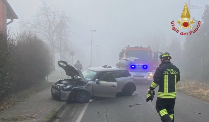Frontale a Borgarello, una donna ferita incastrata nell’abitacolo