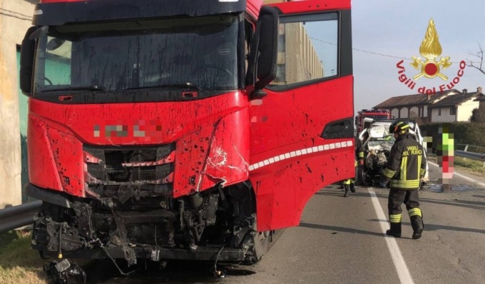 Muore 47enne nello schianto tra un furgone e un camion