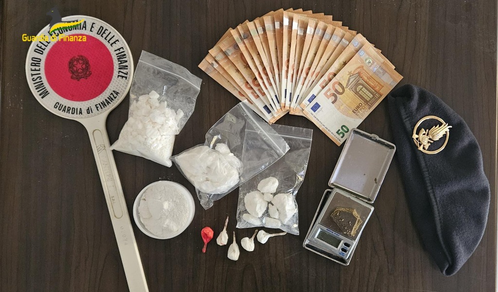 Vende su Facebook fuochi proibiti. In casa: un secchio di polvere pirica  e mezzo chilo di hashish - GenovaQuotidiana