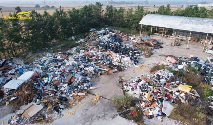 Discarica abusiva a Vigevano, oltre 2mila tonnellate di rifiuti pericolosi: 13 indagati