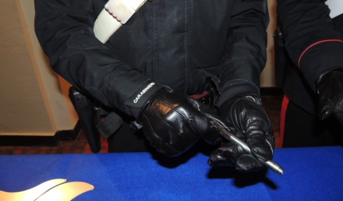 Alla guida di un’auto di grossa cilindrata non si ferma all’alt, trovato con cocaina e una penna pistola