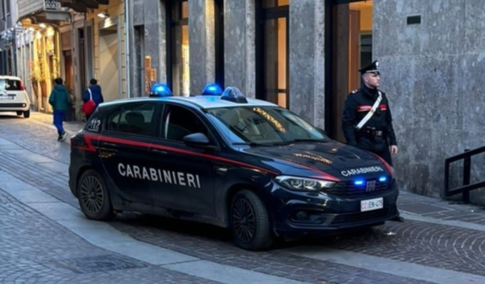 Aggredita al Bancomat, le tappano la bocca con un fazzoletto e fuggono con 650euro