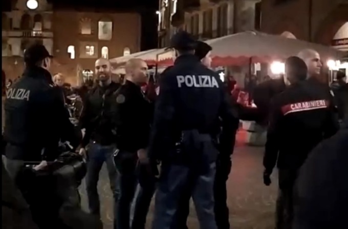 Minacce e sputi a Pavia, al presidio per Ilaria Salis irrompono i neofascisti