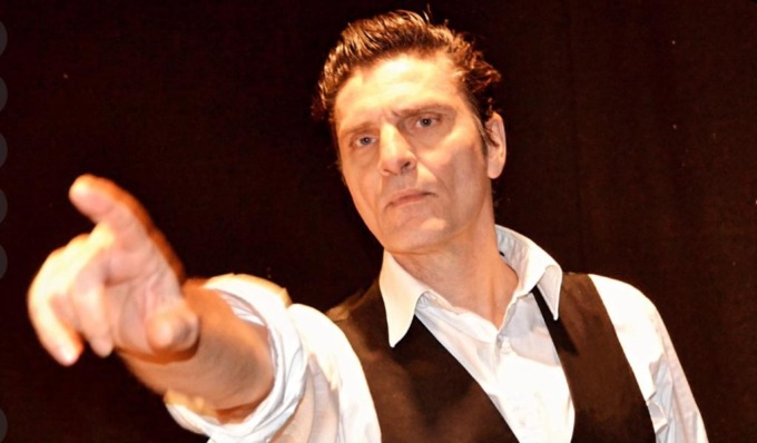 Lorenzo Flaherty al Teatro Besostri di Mede con il coinvolgente spettacolo “Solo – Una vita”