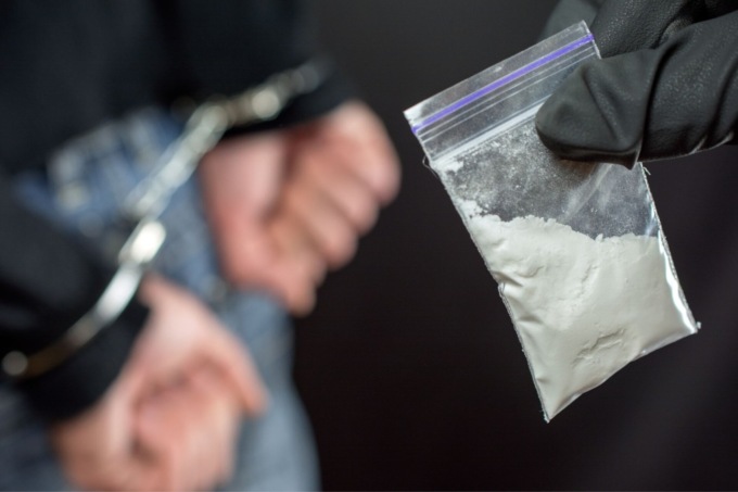 Tentano la fuga ma vengono bloccati, nei vestiti nascondevano cocaina e ketamina
