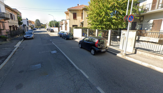 Motociclista si schianta contro un’auto in sosta, è grave