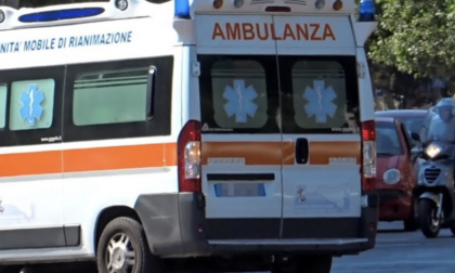 Violento impatto nel Pavese, 26enne si schianta contro ambulanza