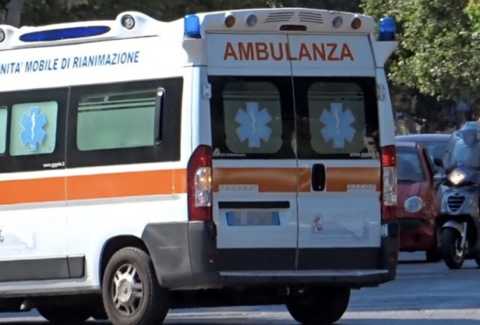 Violento impatto nel Pavese, 26enne si schianta contro ambulanza