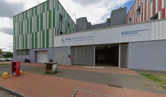 Accoltella compagno all’uscita di scuola, 15enne in gravi condizioni