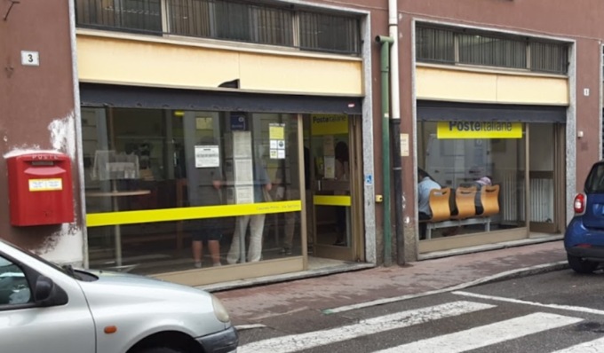 Oscurano la telecamera esterna, sventato furto al Postamat di Casorate Primo