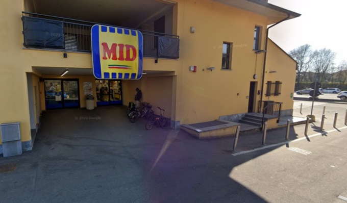 Anziana aggredita e derubata da due donne e due uomini nel parcheggio del supermercato a Certosa di Pavia