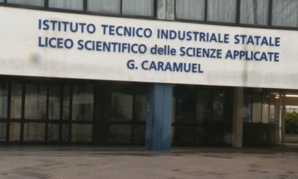 Esonda il Naviglio a Vigevano, allagato l'istituto tecnico Caramuel: scuola chiusa il 27 e 28 febbraio