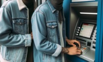 Rubano carte di credito e prelevano al Bancomat: due nei guai, uno è minorenne