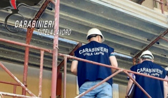 Tre muratori “in nero” e nessun piano per la sicurezza nella villa in ristrutturazione