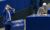 L'Europarlamentare pavese Angelo Ciocca sventola un cappio a Lagarde: "Cittadini strangolati dall'aumento dei tassi"