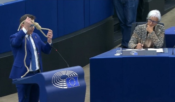 L’Europarlamentare pavese Angelo Ciocca sventola un cappio a Lagarde: “Cittadini strangolati dall’aumento dei tassi”