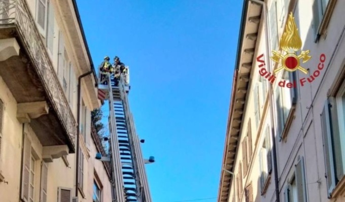 Intonaco pericolante, Vigili del Fuoco in piazza della Vittoria