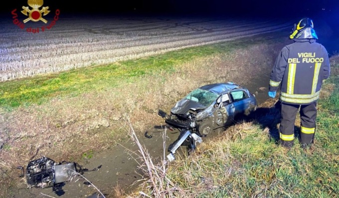 L’auto esce di strada e finisce in un fosso, un 30enne e una 23enne in ospedale