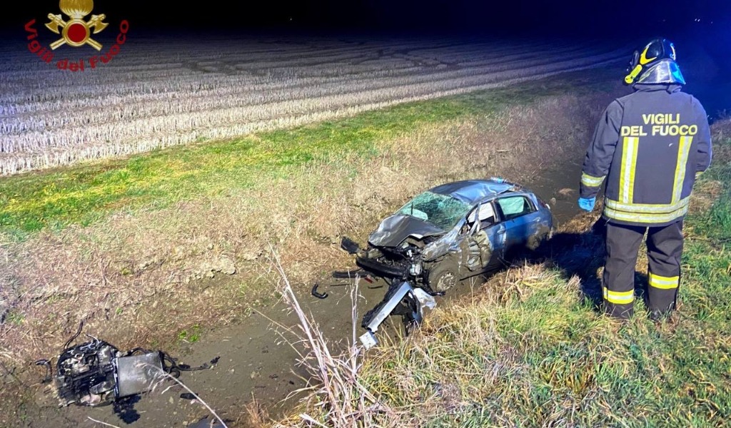 Frascarolo L Auto Esce Di Strada E Finisce In Un Fosso Un Enne E Una Enne In Ospedale